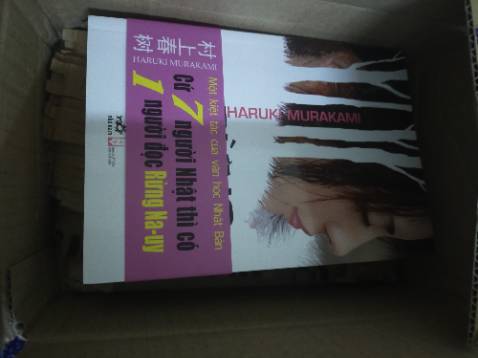 Sách được đóng gói tương đối là sơ sài. May là em nó vẫn bình an vô sự tới tay mình không bị xay xước gì nhiều. Bản thân mình khá là thiện cảm với văn học Nhật Bản và nghe tới bác Murakami đã lâu nhưng giờ mới có cơ hội thưởng thức tác phẩm của bác. Hi vọng mình sẽ có được trải nghiệm đáng nhớ với quyển sách này >