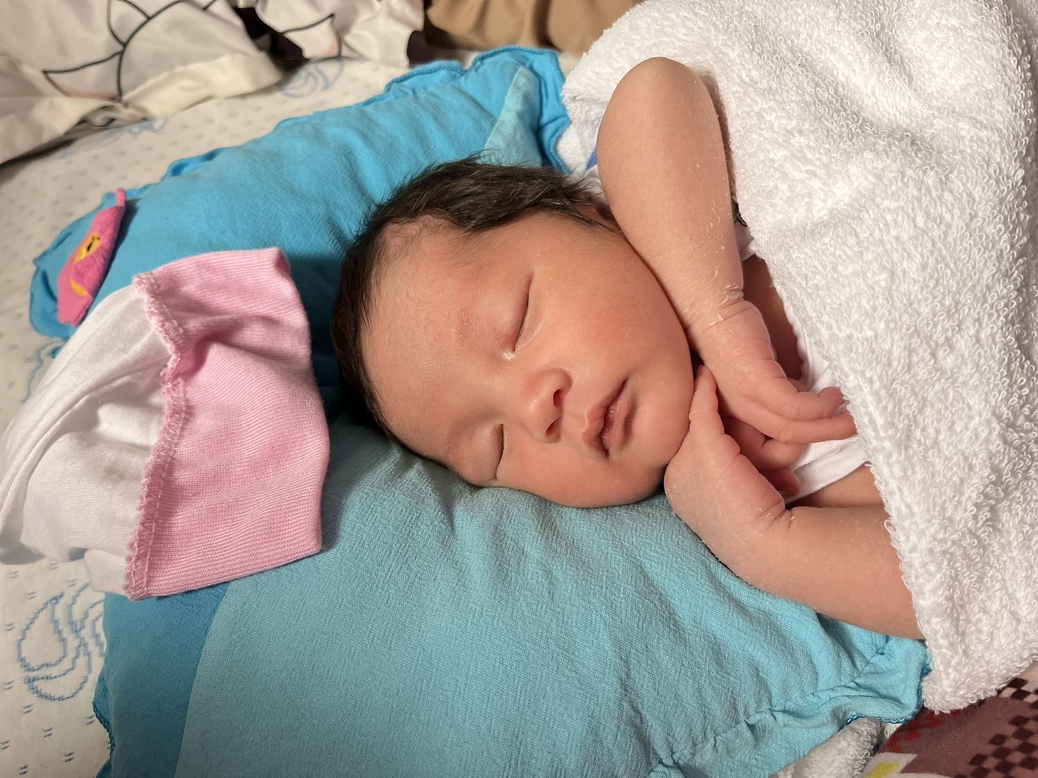 Thiết kế gọn nhẹ, tay cầm thuận tiệnMáy Đánh Trứng Philips HR3705 (300W) có thiết kế gọn nhẹ với tay cầm chắc chắn để bạn sử dụng dễ dàng mà không bị mỏi tay khi sử dụng lâu. Các bộ phận dễ dàng tháo...