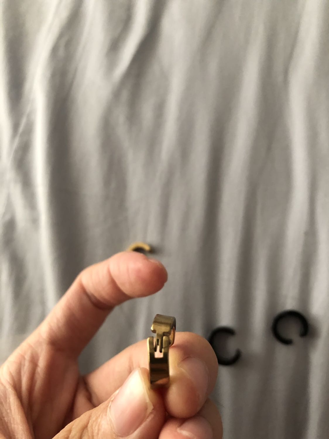 Mình đặt hai đôi; đôi màu đen thì chắc chắn; đặt đôi trắng thì bị giao màu vàng và chốt bị cong thế  này . Bản khá to cho những bạn ngầu ngầu đeo dc, mình thích loại mỏng lại 1 chút. Nếu giao đúng màu và k bị như trên thì mình sẽ cho cao sao hơn ==