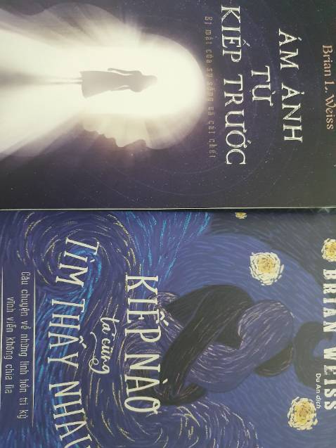 Sau khi đọc xong "Muôn Kiếp Nhân Sinh" rất thích đề tài về tâm linh - Luân Hồi nên quyết định mua combo này để đọc. 
Nội dung của 2 cuốn đều được viết với góc độ là bác sĩ tâm lý nên cách viết từ ngữ sẽ có đôi chỗ chuyên môn một chút, cá nhân mình thì thích cuốn "Ám ảnh từ kiếp trước" hơn vì nó hé lộ nhiều tình tiết tạo nên bước ngoặt lớn trong sự nghiệp bác sĩ của tác giả.Tuy nhiên rất tiếc là "Ám ảnh từ kiếp trước" trình bày có nhiều trang bị sai lỗi chính tả.