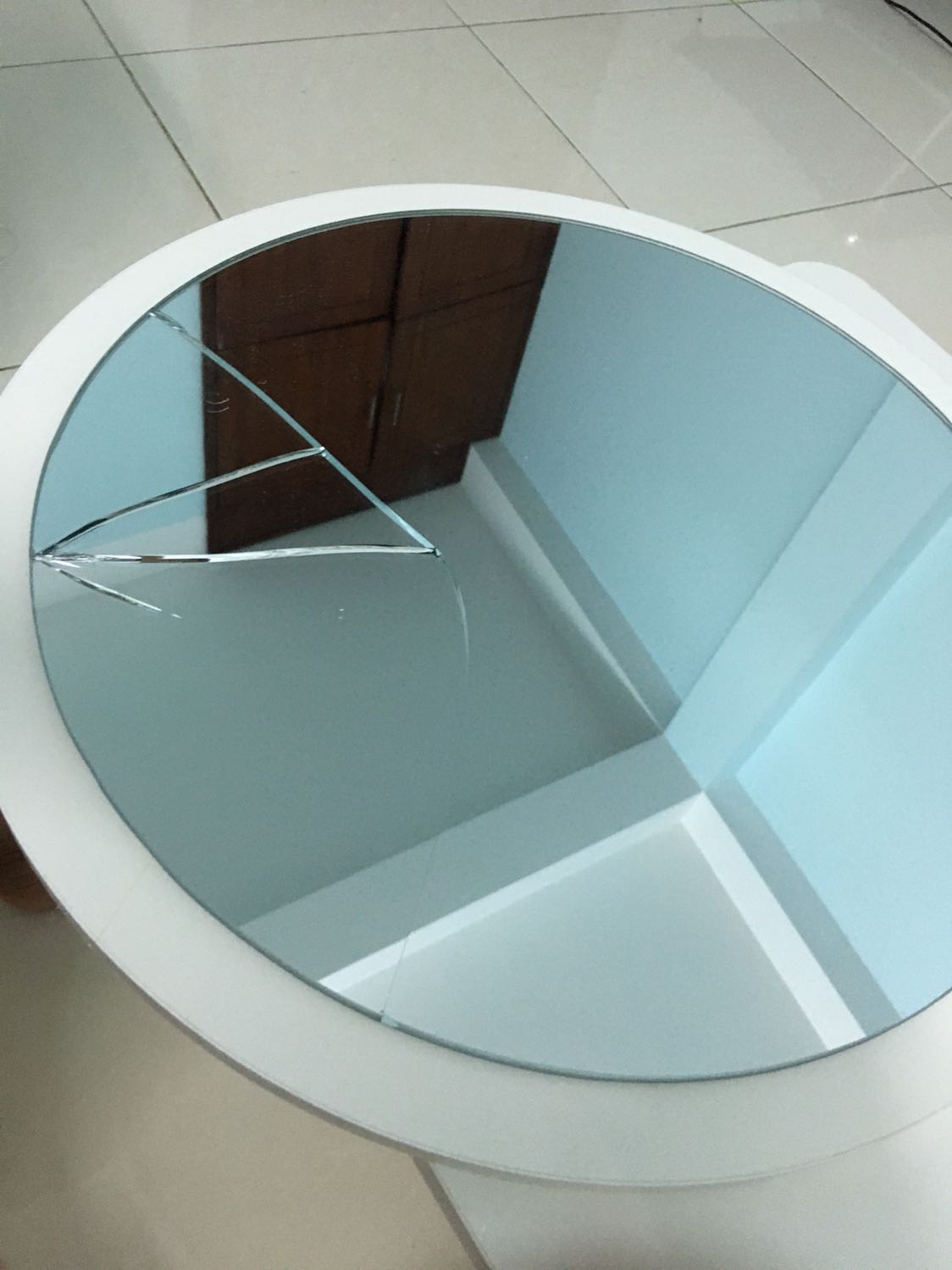 Giao hàng lâu. Tiki giao lâu còn tới hôm hẹn sáng mai mà tận 3 4 hôm sau mới giao.. Nhận hàng xong thì hộp đóng gói không chắc chắn. Mở ra xong bể gương. Thất vọng về tiki.