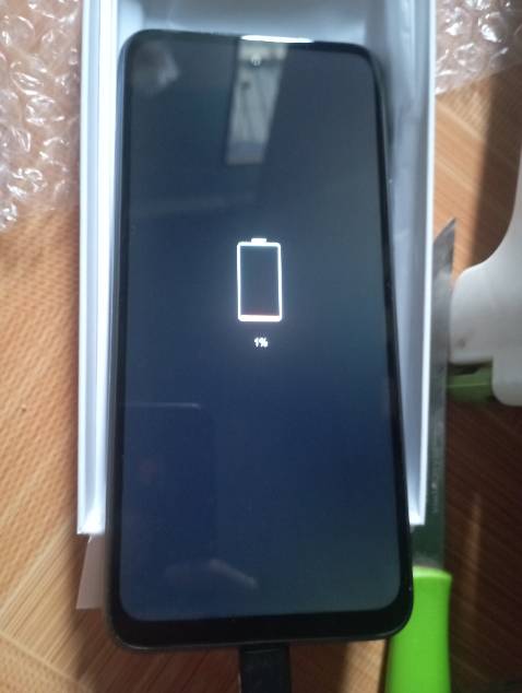 Hàng chính hãng, nguyên hộp, mới 100%. Máy Nhật có nhiều cái thú vị, hộp mỏng dính, không cáp sạc nhưng được tặng ốp lưng, có 2 sim 1 sim vật lý 1 sim điện tử, có công nghệ 5G, có kháng nước IP 68
Nói chung là tuyệt vời trong tầm giá.
Mua hàng TIKI từ rất lâu rồi, bây giờ mới tải app lại và sử dụng ạ