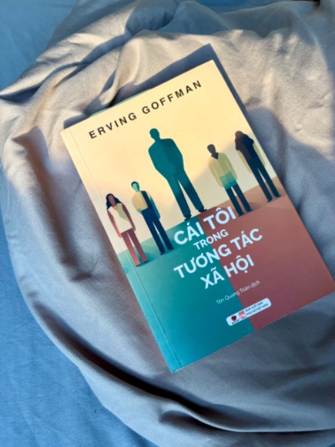 Erving Goffman - nhà xã hội học cực kỳ quen thuộc với bất kỳ sinh viên Xã hội học nào bởi lý thuyết "Sân khấu - hậu trường" của ông. Và lý thuyết ấy cũng là nội dung chính mà cuốn sách xoáy sâu vào.

Bản dịch của Bách Việt do NXB Phụ Nữ xuất bản và được chuyển ngữ bởi dịch giả Tôn Quang Toàn theo mình là tương đối dễ đọc, tuy càng về 1/4 cuối sách thì các ý tưởng, nội dung có phần lặp lại hay hơi vòng vo, nhưng nhìn chung đây là một cuốn sách rất đáng tham khảo.

"Cái tôi trong tương tác xã hội" có thể ví như cuón sách về xây dựng thương hiệu cá nhân một cách vô cùng khoa học xã hội. Theo đó, nôm na là Erving Goffman xem các tương tác thường nhật, các tình huống có thể xảy ra trong ngày hay các cuộc trò chuyện mà bạn tham gia như một "phần trình diễn trên sân khấu" - nơi mà bạn biết được mình là ai, mình đóng vai gì, mình lựa chọn cách cư xử thế nào, áp dụng hành vi nào là phụ hợp với vai diễn đó trước những kháng giả đang xem, hay là những người bạn, người thân hay người đối diện. Ngoài ra, có sân khấu thì ác hẳn sẽ có hậu trường - nơi mà ta thoải mái hơn, ở tâm thế ít phòng bị, nơi để ta sửa soạn, chuẩn bị cho các suất diễn sắp xảy ra. Sách cũng phất tích rất kỹ nhiều trường hợp xung đột suất diễn các tình huống bất ngờ, cách mà ta gây ấn tượng với "khán giả",...

Là một sinh viên Xã hội học, bạn rất nên tìm tham khảo tựa sách này, mình may mắn mua được cuốn sách nhân một dịp giảm giác cực sâu, chỉ bằng 1/5 giá bìa. Còn nếu bạn là một người bình thường, không quan tâm đến khoa học xã hội nói chung thì cách tiếp cận lý thuyết của cuốn sách về việc xây dựng ấn tượng cá nhân sẽ hơi khó khăn để đọc vài trang khái niệm đầu tiên, nhưng rồi sẽ ổn thôi vì những chương sau, đoạn sau tác giả dùng rất nhiều ví dụ, hình ảnh trong giao tiếp hằng ngày rất dễ hình dung và mình tim đây là một cuốn sách rất dễ lấy ví dụ thực tế.