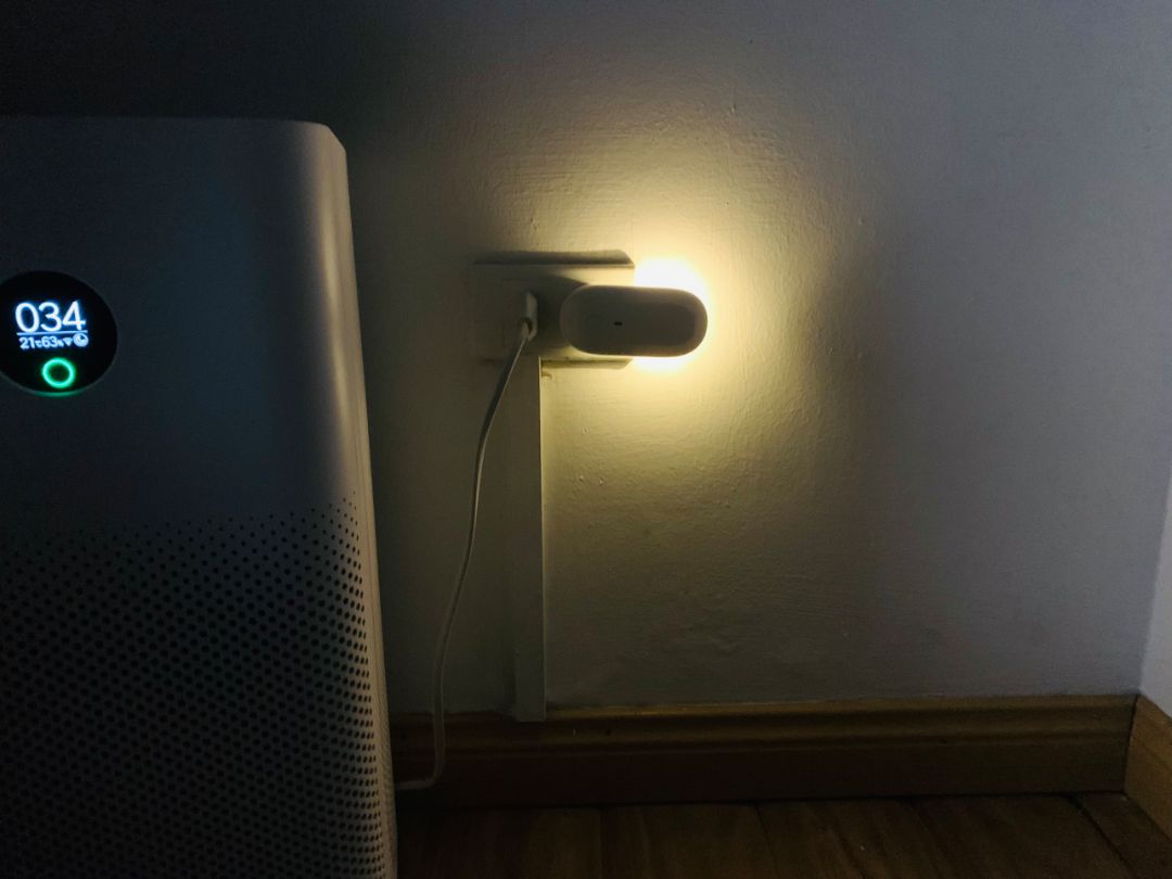 Đèn nhỏ xinh, nh cấp độ sáng theo sở thích, có remote nên tiện lắm, nhất là có cài hẹn giờ 10p hoặc 30p là sẽ tắt nên tiết kiệm điện. Hoặc ngủ dậy giữa đêm bấm cái nó sáng. Ưng cực kỳ ý :))