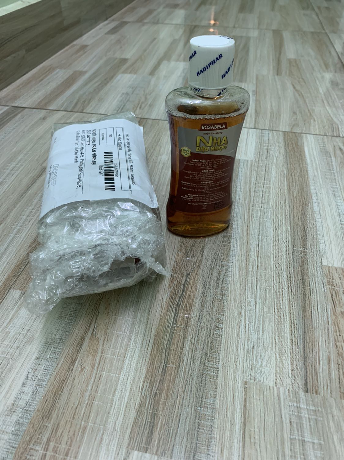 Hôm mình mua mỗi chai giá 53k mua 3 chai được miễn ship nên mình mua 3 chai. Mình nhận hàng nay hơn 1 tuần không mở ra kiểm. Nay mẹ mình bị đau răng mở ra cho mẹ ngậm thì mới biết trong gói hàng có 1 chai. Nay quá thời gian đổi trả không biết tiki có giải quyết dùm không. Mới đây mấy hôm mình cũng đổi trả 1 sản phẩm giao không đúng mẩu mã. Đề nghị Tiki xem lại