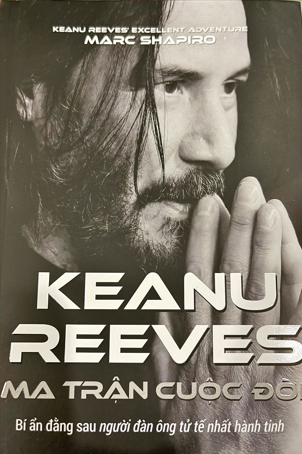 Tờ Times từng đưa một mẫu tin nhỏ: tại đỉnh Everest, nhiều người xô đẩy nhau để chụp hình selfie, gây ra khung cảnh hỗn loạn vô cùng. Hình ảnh này như một phép ẩn dụ cho cuộc sống ngày nay: chúng ta chới với nơi mé vực chỉ để chộp lấy những thứ phù phiếm.