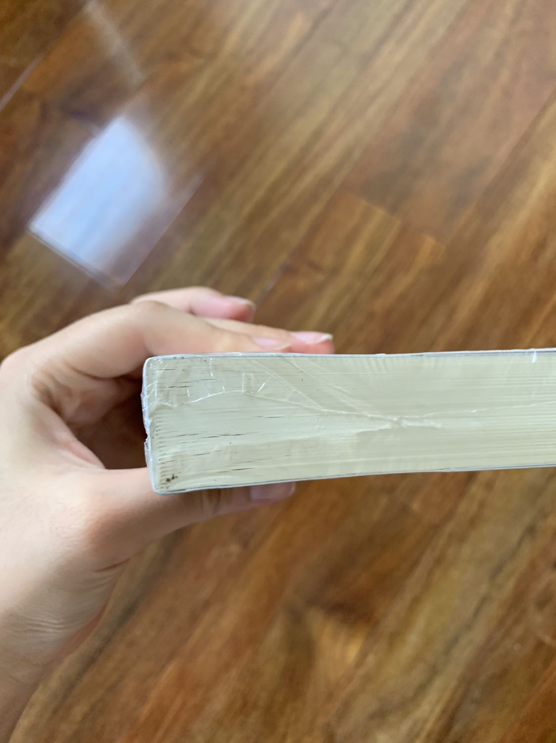 ;-; 103k/cuốn. Giá cả khá okie, tuy không có bọc và đúng hôm giao hàng trời mưa nhưng may là chỉ bị ướt tí xíu ở hộp. Tập 1 chắc do rách seal nên nhà bán bọc lại T^T. Có điều vì không có bookmark trong khi tập 2 vẫn có nên đánh giá 4 sao thôi 😞🥲