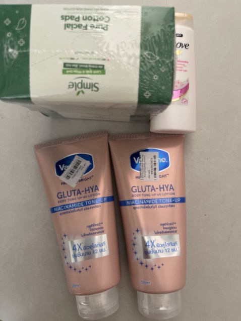 Shop đóng gói rất chỉn chu, quà tặng cũng rất có tâm! Dưỡng da lần đầu xài nên chưa có nhận xét hy vọng xài hợp để được ủng hộ shop dài dài 👍