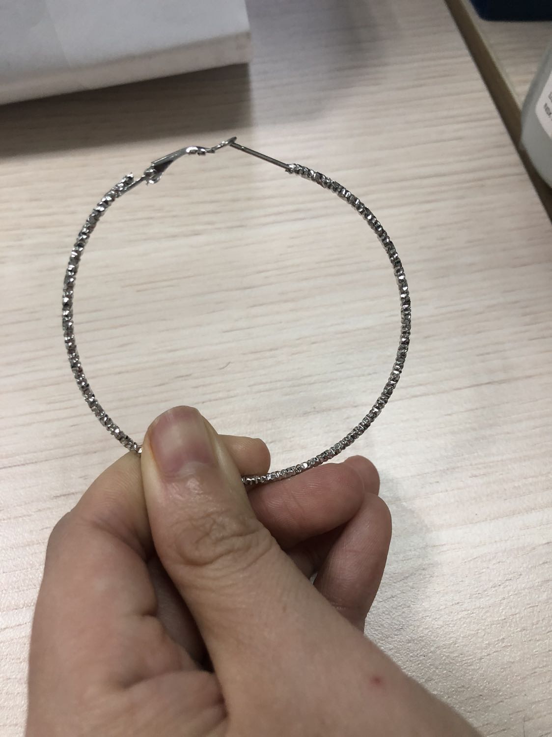 Bông tai mẫu đẹp nhưng gài vào rớt ra k đeo được, mình muốn trả lại hàng nha shop