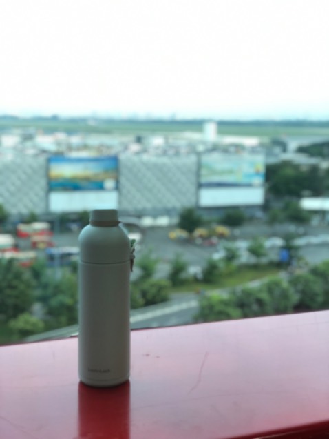 Bình rất đẹp và tiện dụng nhưng mình hơi thất vọng ở phần nắp bình do phần nắp hoàn toàn bằng nhựa ko có lớp lót inox, nếu bạn để ngược bình để phần thức uống lạnh tiếp xúc với nắp sẽ bị đọng sương