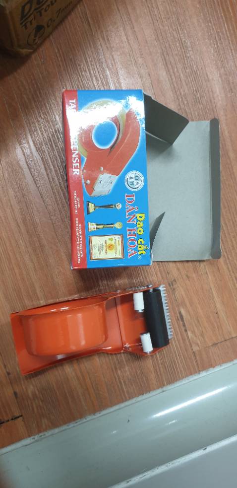 Dụng cụ cắt băng keo Dân Hoa 5P giao đúng kích cỡ, số lượng. Hàng hơi yếu, không chắc tay, sắt yếu dễ méo, mở ra có sản phẩm đã bị xiêu vẹo phải dùng tay nắn lại (may mà kim loại dẻo quá nên cũng dễ nắn). 

Bạn nên cân nhắc yếu tố này khi mua. 

Thân ái.