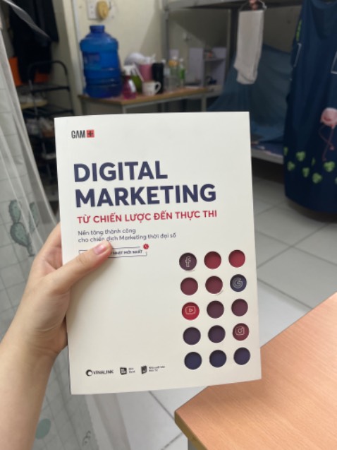 Sách đẹp, giao nhanh trước dự kiến luôn cơ mà hơi bị nhăn nhẹ ở các lỗ trên bìa