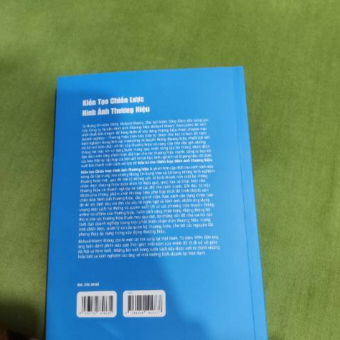 Biết đến Richard Moore như một tượng đài về xây dựng chiến lược thương hiệu. Cuối cùng ông cũng đã cho ra mắt cuốn sách Kiến tạo chiến lược hình ảnh thương hiệu này. Cuốn sách là một sự tiếp cận đến nguồn tri thức khổng lồ của ông. Các kiến thức nền tảng về nhận diện thương hiệu được trình bày dưới dạng từng bài viết nhỏ giúp mình tiếp nhận thông tin dễ dàng hơn. Có những thông tin mà mình hiếm khi thấy khi đọc báo. Sẽ vừa đọc vừa áp dụng dần dần vào trong công việc của mình.