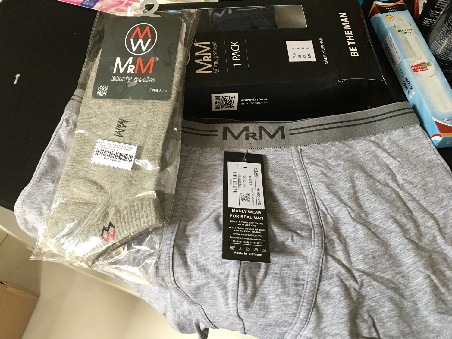 Đó là chưa tính đến mã giảm giá tính riêng nữa. theo mác thì bán lẻ 95k/ quần mà. Đôi tất tặng đi cũng khá ổn, dạng ngắn cổ, thanh lịch, đi tất này dễ phối với nhiều dáng giày. Còn chất lượng thì quần lót boxer chất vải mềm, mát, mình chọn size L vừa vặn thoải mải. ôm vừa vặn phần dưới và đũng quần, đáy quần không bị cộm, mong là chất liệu co giãn giữ được độ ổn định sau nhiều lần giặt. trừ giặt máy mà không không chú ý khâu xả vải ra. Để mặc 1 thời gian rồi quyết định chu kỳ tới có mua tiếp loại này hay không. Đó là chưa tính đến mã giảm giá tính riêng nữa. theo mác thì bán lẻ 95k/ quần mà. Đôi tất tặng đi cũng khá ổn, dạng ngắn cổ, thanh lịch, đi tất này dễ phối với nhiều dáng giày. Còn chất lượng thì quần lót boxer chất vải mềm, mát, mình chọn size L vừa vặn thoải mải. ôm vừa vặn phần dưới và đũng quần, đáy quần không bị cộm, mong là chất liệu co giãn giữ được độ ổn định sau nhiều lần giặt. trừ giặt máy mà không không chú ý khâu xả vải ra. Để mặc 1 thời gian rồi quyết định chu kỳ tới có mua tiếp loại này hay không.