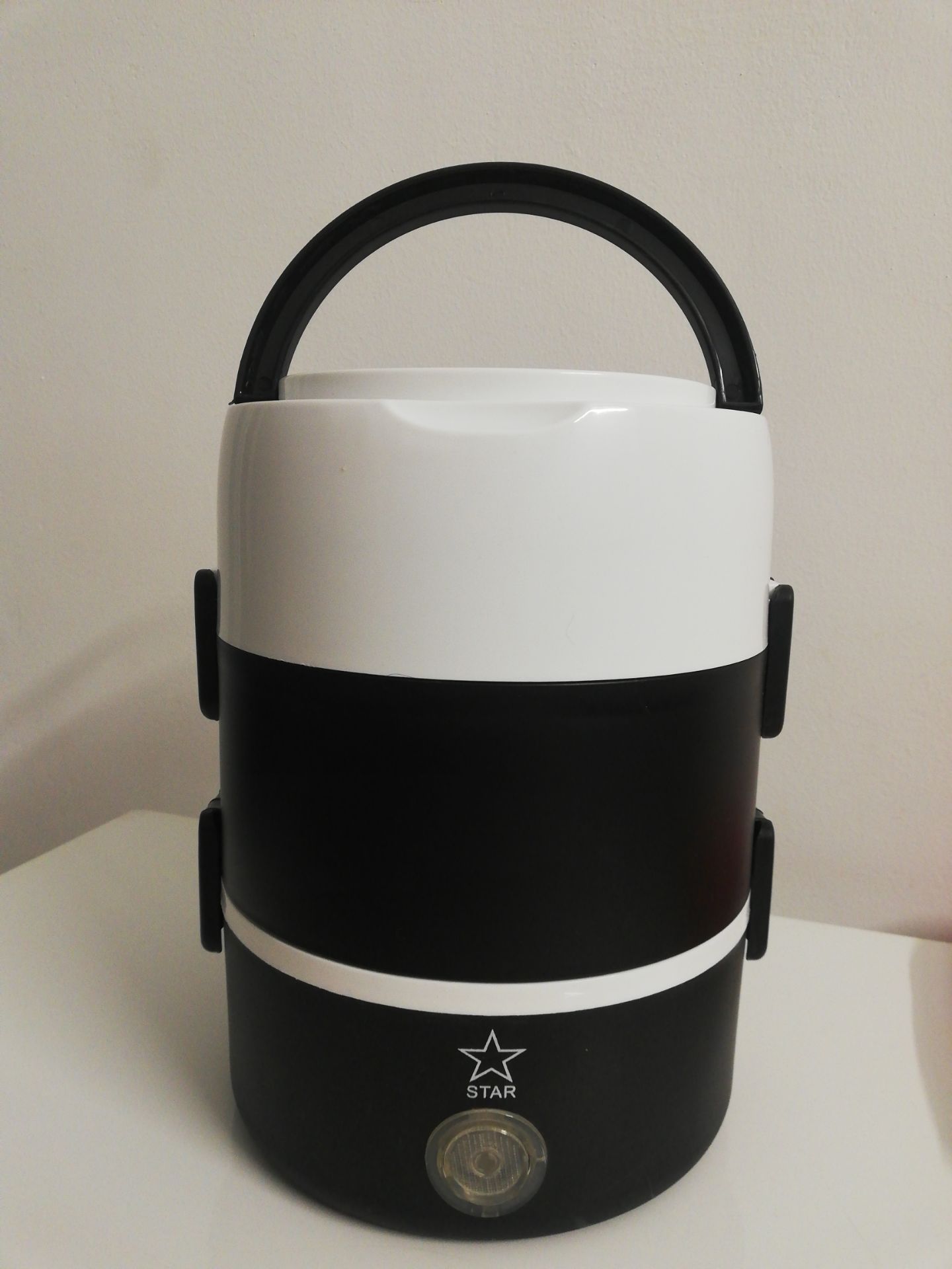 Hàng hơi cũ, inox mỏng (như nhôm, có nhiều vết ố), nắp nhựa không tốt lắm (đọc sơ chữ Trung cảnh báo trên nắp là phải bỏ nắp ra khi hâm nóng). Gói hàng hộp móp méo. Thiếu hướng dẫn, không biết để các ngăn thế nào mới đúng. Giá này thì hàng không xịn lắm thì cũng phải thôi.