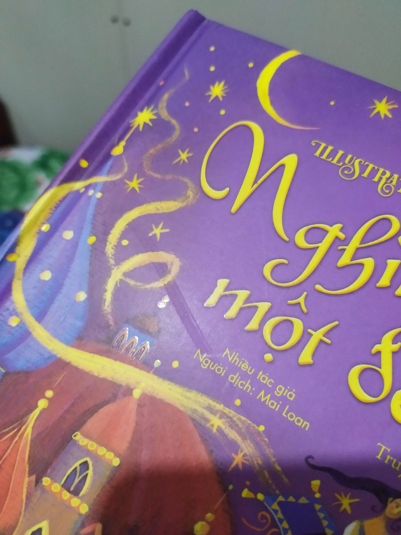 Dear nhân viên đóng gói fahasa! 
Giao sách có lót xốp thì lót cho có tâm chút, lót 4 góc á chứ đừng lót có hai bên. Khi nhận hàng thấy cái hộp móp nặng 1 bên là nghi nghi rồi. Mở ra bị cấn sụm 1 khúc ngay chỗ móp hộp lun. Mình thường đặt của fahasa do fahasa đóng gói ok, chưa có lần nào ko hài lòng như lần này. Các bạn nhân viên nên làm việc có tâm để giữ khách cho công ty nhé!