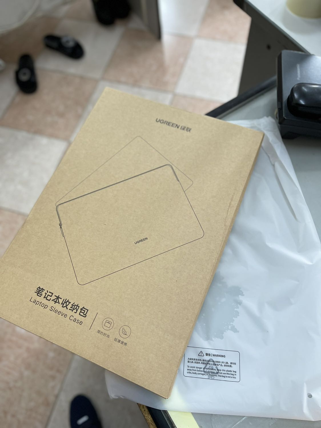 Tốt hơn mong đợi nhiều, kích thước vừa vặn máy tính 15.6 inch, đóng gói cẩn thận, màu đẹp, êm ái, nhẹ, có vẻ chống sốc tốt