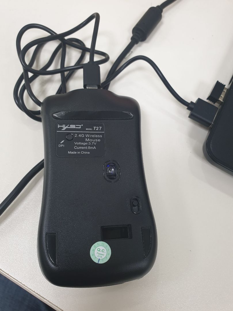 mới nhận sản phẩm bị lỗi, ko kết nối được
đèn phía dưới hư, dây sạc gắn vào chuột hỡ 1 khoản nhìn xấu