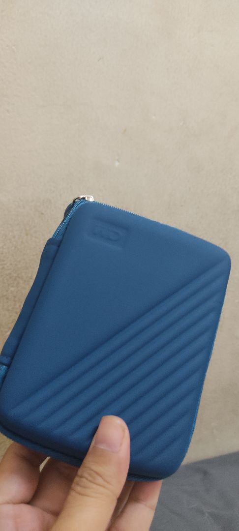 chưa xài chưa biết bền không nhưng shop đóng gói rất kỹ. 
máy gọn nhỏ, nhẹ hều và rất xinh. 
hộp đựng ổ cứng cũng đẹp và tiệp màu với màu ổ cứng. Shop tinh tế nè