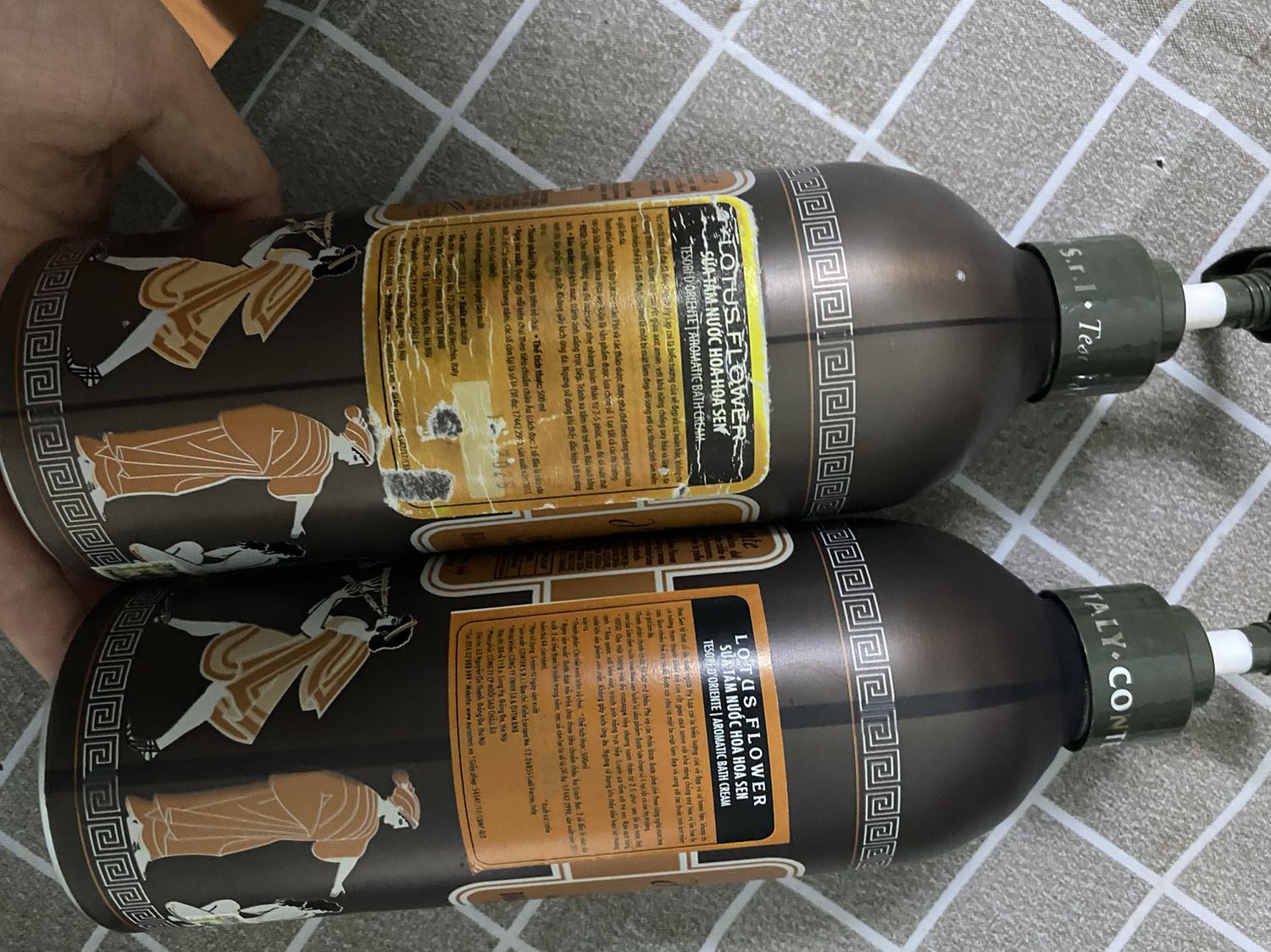 Đây là so sánh 2 chai 1 chai mình đã sử dụng trc đó mùi rất thơm tắm xong 1 tiếng sau nhà tắm vẫn mùi thơm. Nhưng chai mới mua k hề thơm và mùi rất hắc và khó chịu. Mình kb mn nhận dc sp như nào nhưng hiện tại sp của mình k có mùi thơm và k thể sửa dụng . Theo như đán giá  hiệm tại của mình  thì mn k nên mua nha