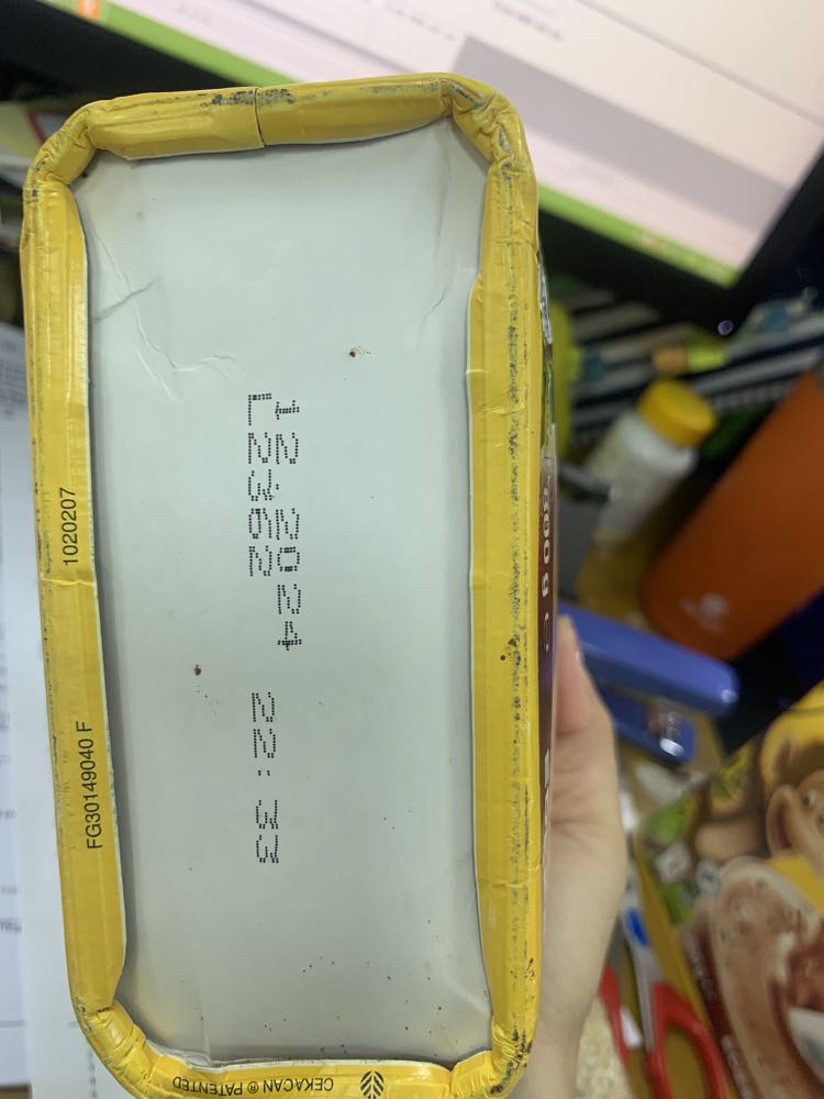 Sản phẩm chưa hết hạn sử dụng nhưng đã bị rơi  bột cacao ra ngoài, nên theo mình nghĩ sản phẩm đã bị hở bao bì, còn 1 hộp mình không thấy bị rơi bột ra ngoài, nên đã xé bao bì xem thì bột bị vón thành cục lớn