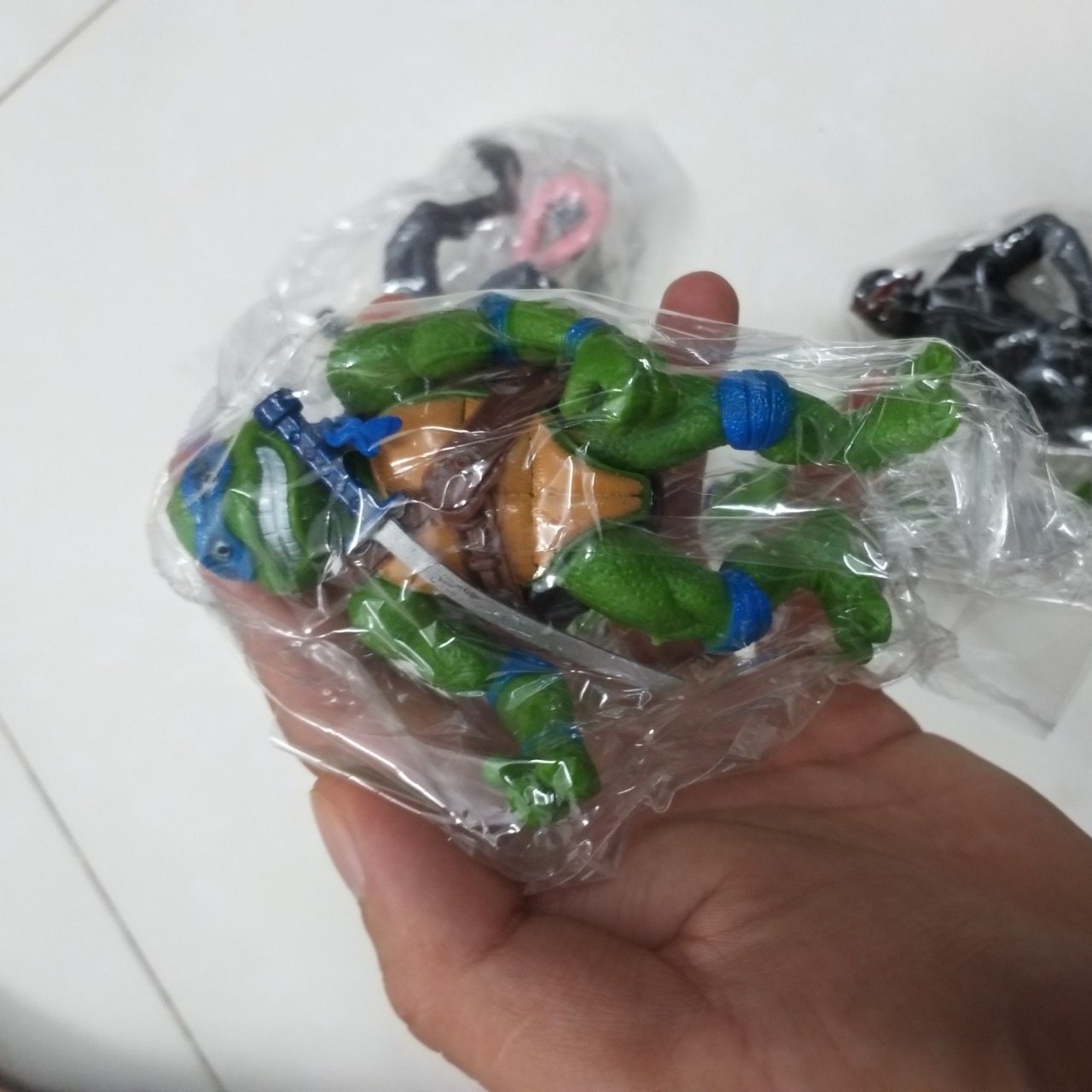 Các khớp hơi lỏng lẻo, hàng giống như mẫu, màu sắc rất đẹp, mình mua cho cháu thấy thích lắm, chơi suốt thôi.