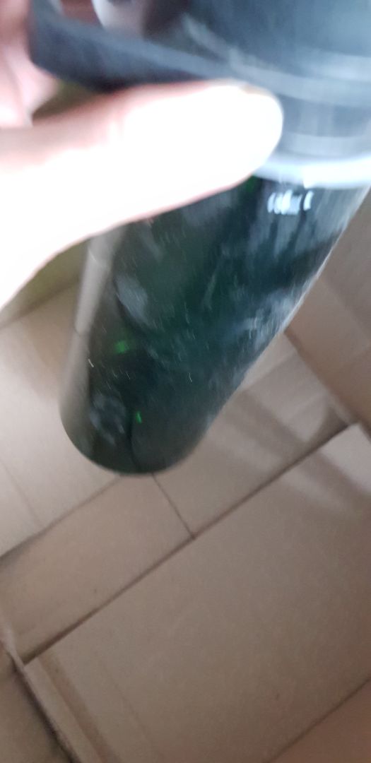 Một chiếc bình rất đẹp được đóng gói cẩu thả trong hộp carton của Tiki khiến nó lăn lóc trong hộp đó một cách tội nghiệp. Bình bị xước nhẹ bên ngoài và sản phẩm phủ một lớp bụi trắng trông thật giống lớp tuyết khiến người nhận cứ ngỡ đang mở bình ở bắc cực.