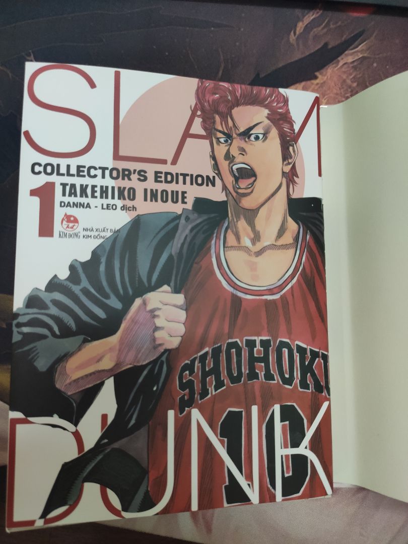 Thấy mn mua offline toàn lựa đc cuốn 2 bìa nên nghĩ phận mua online như mình chắc ko đc đâu. Ai ngờ lại đc ???
Truyện đẹp từ trong ra ngoài, sang xịn mịn, ko chê vào đâu đc. Mỗi tội 2 tháng mới ra 1c thì hơi lâu.