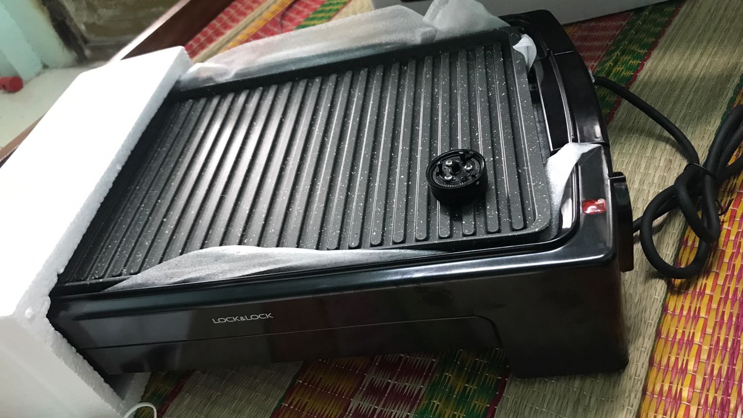 Sáng nay mình mới nhận dc đơn hàng, Do tin tưởng tiki nên nhân viên giao hàng tới mình ko mở ra để kiểm tra. Tới khi khui hàng ra mới thấy núm điều chỉnh nhiệt độ bị gãy. 
Thậy sự thất vọng 
Nhờ tiki giải quyết trường hợp này hộ mình