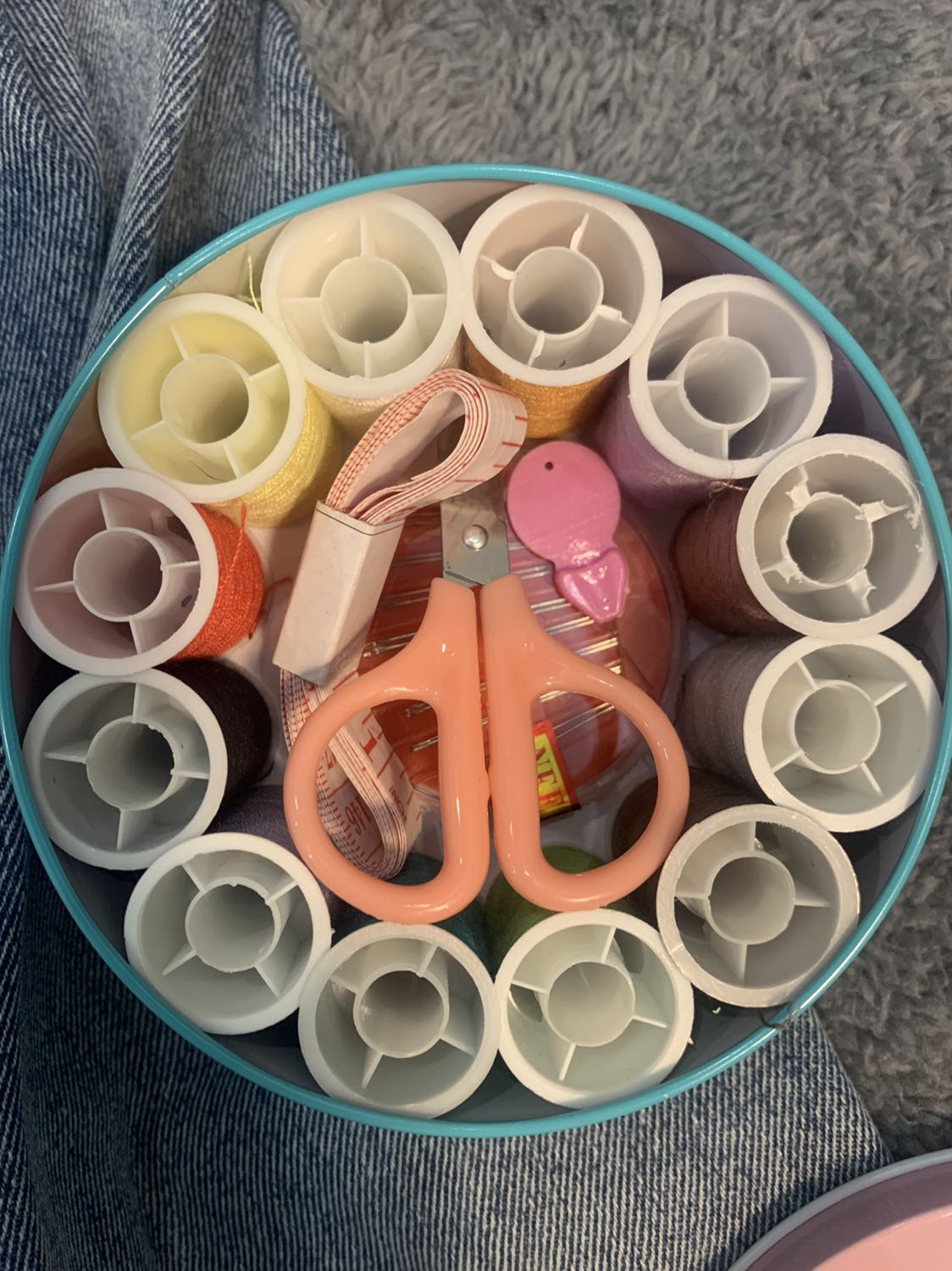 Tất cả đều ok, chỉ hơi mỏng, nhiều kim, nhiều màu chỉ, dễ dùng nhưng kéo cắt chỉ không được nhé, có để trang trí, hộp chứa rất đẹp