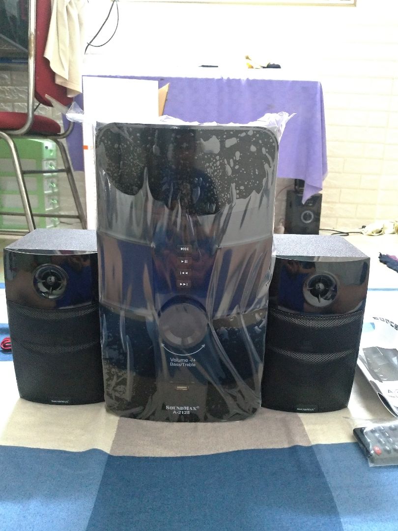 Loa chạm vào bị điện giật !
Vừa nhận loa trưa nay...cắm vào *** thử loa bị ù...cứ nghĩ là do loa vệ tinh cắm dây chưa ăn nên thử cắm lại vô tình chạm vào những ốc vít phía sau loa thì bị điện giật...mình có dùng bút thử điện thử lại thì toàn bộ ốc bắt sau thùng loa kể cả 2 đầu cắm jack hoa sen đều có điện ! 
Mình muốn đổi lại sản phẩm khác nhờ Tiki giải quyết dùm mình !