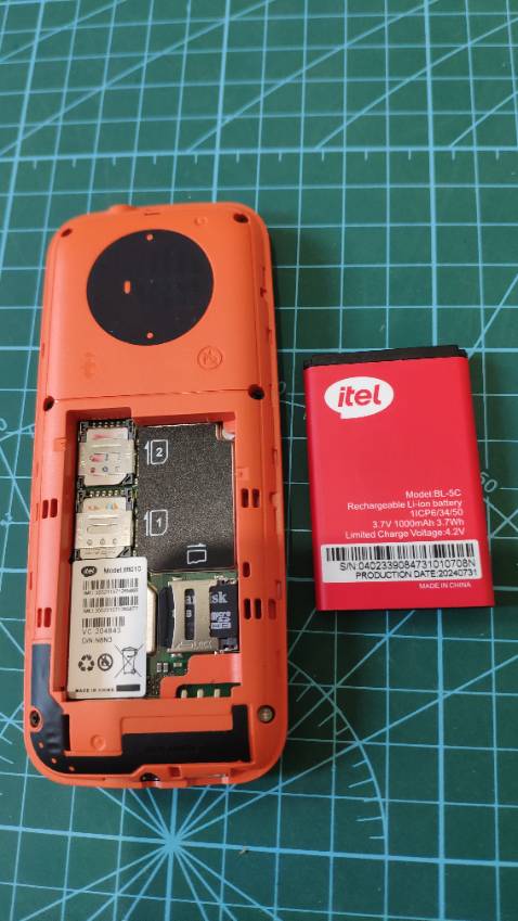 Đánh giá sơ bộ : bàn phím nhựa cứng. Loa thoại to, bắt sóng khỏe. Đầy đủ các chức năng cơ bản.
Nhược điểm : pin ko được bền,nhanh tụt
Máy ko chỉnh được cỡ chữ nên hơi khó chịu nhất là giao diện tin nhắn. Năm 2024 rồi mà nhà sx làm cái giao diện tin nhắn dở tệ là tệ. Cỡ chữ to làm hiển thị dc có vài từ 1 dòng... 
Có lẽ máy chỉ phù hợp nghe gọi thôi  chứ người nào dùng tin nhắn nhiều thì nên mua dòng máy khác.