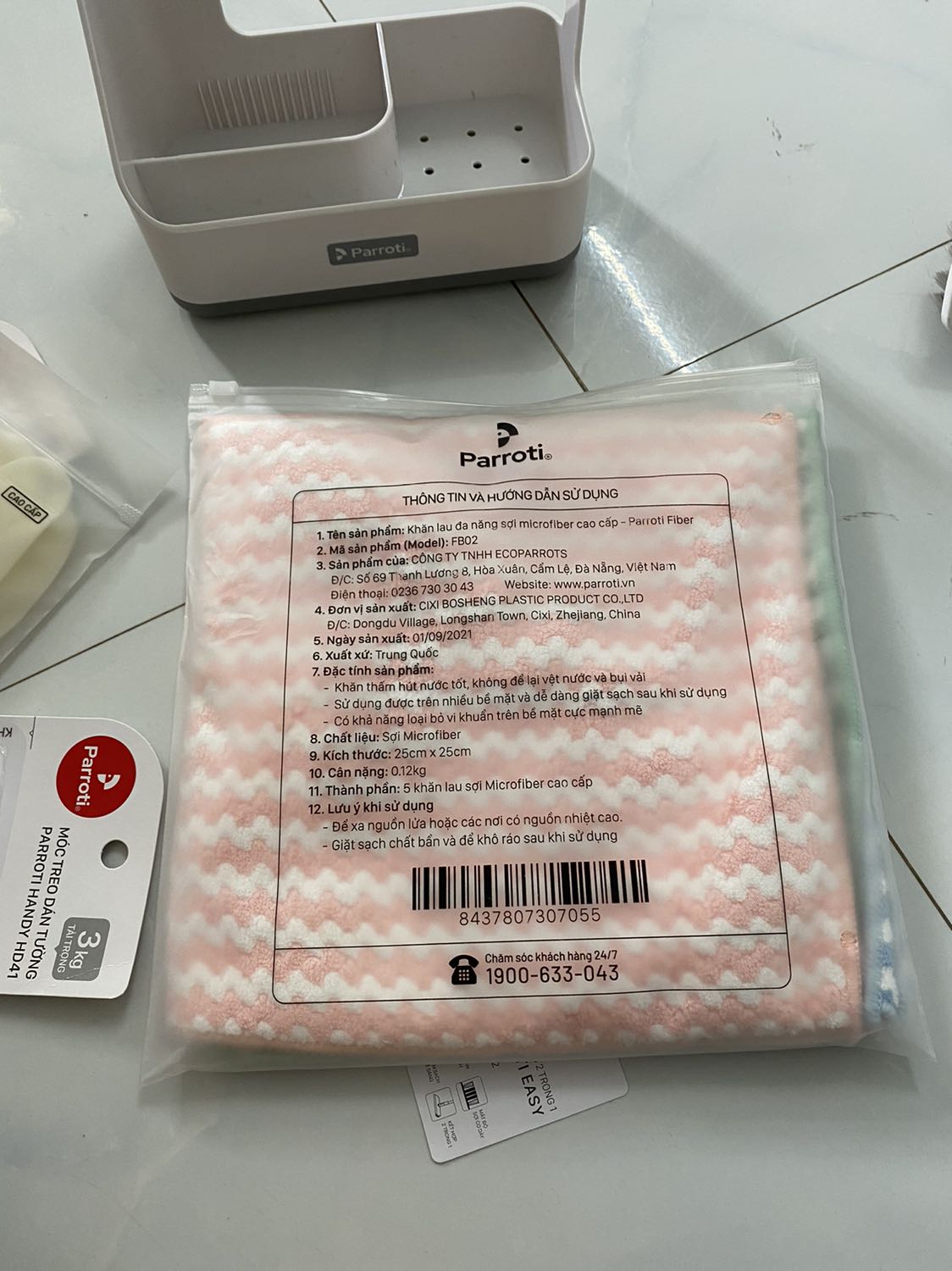 giao hàng nhanh, khăn mềm lắm, hơi nhỏ so với khăn đa năng, nhưng mà đc cái màu sắc tươi tắn xinh hơn hẳn khăn đa năng, nói chung là ưng lắm