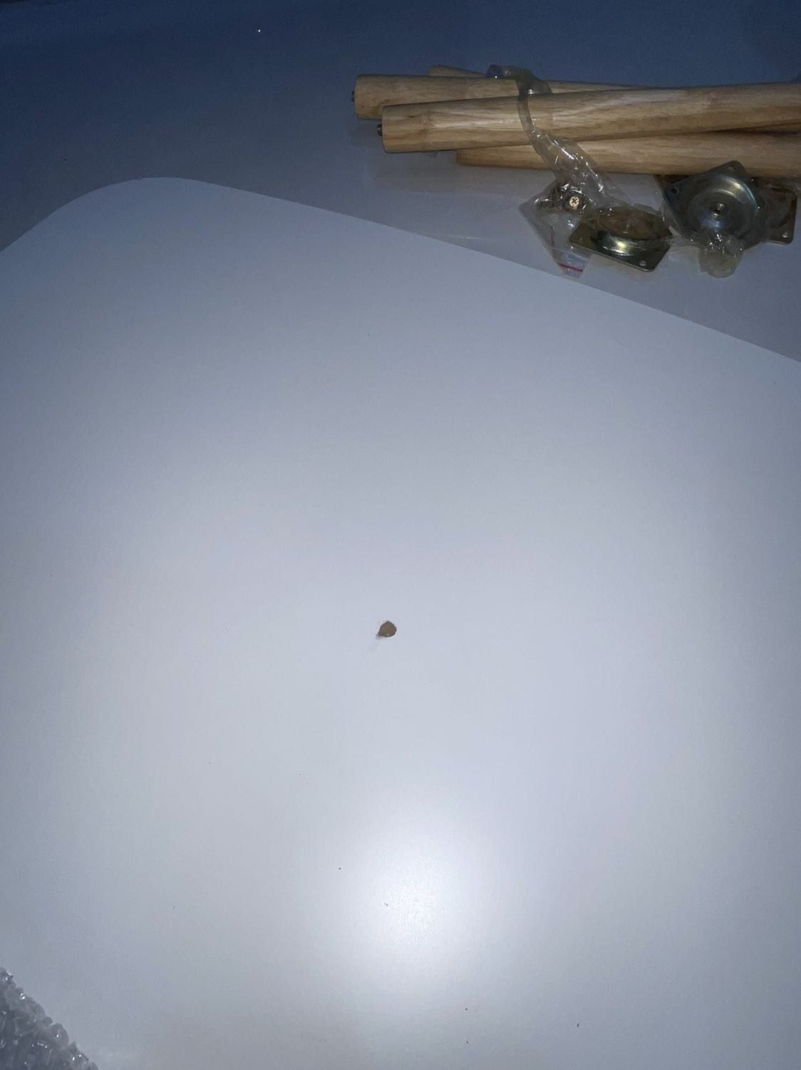 Bàn khi giao bị trầy bong tróc hết hai bên mép, giữa bàn bị thủng một lỗ đen ở giữa mặt bàn và trầy lỗ chỗ. Nếu hàng kém chất lượng thì không nên xuất kho và giao cho khách. Rất mất uy tín và thời gian.