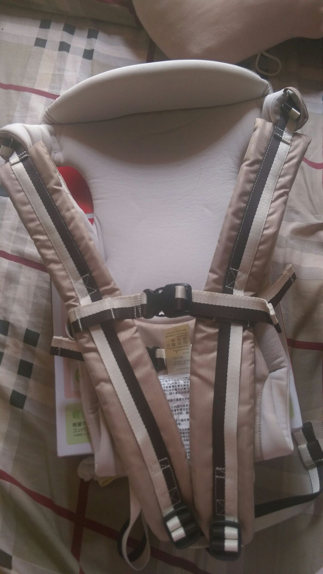 giao hàng nhanh sản phẩm như hình. Địu mềm, các mẹ nghiên cứu kỹ hướng dẫn sử dụng thì đeo êm không đau vai, cu cậu nhà mình có vẻ thích cho vào địu là nằm im rồi thiu thiu ngủ vì tưởng được mẹ bế, mới dùng được cách địu nằm thấy ok, còn 3 cách còn lại đợi bé lớn hơn mới thử được. Nói chung là hài lòng