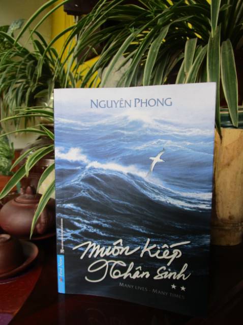 Vừa nhận được hàng xong mặc dù kính không có hộp đựng nhưng kiểm tra thì cũng không có vấn đề gì. Sản phẩm rất đẹp mua thì mua thôi chứ đừng hi vọng quá vào giảm giá . Đây là chiếc kính  mình mua thấy đẹp rất từ trước tới nay , nó rất phù hợp với khuôn mặt của mình . Mình sẽ đeo nó mọi lúc kể cả khi đi ngủ . Shop và Tiki nhận 10 sao . Riêng Tiki xứng đáng nhận thêm danh hiệu Anh Hùng Lao Động trong thời đại 4.0 .