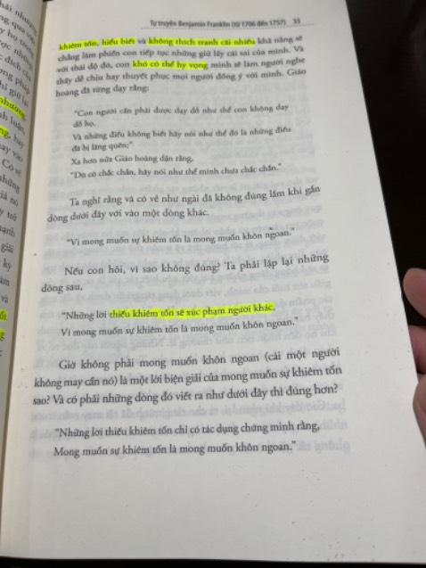 Chất lượng in chưa tương xứng với một cuốn sách thật.