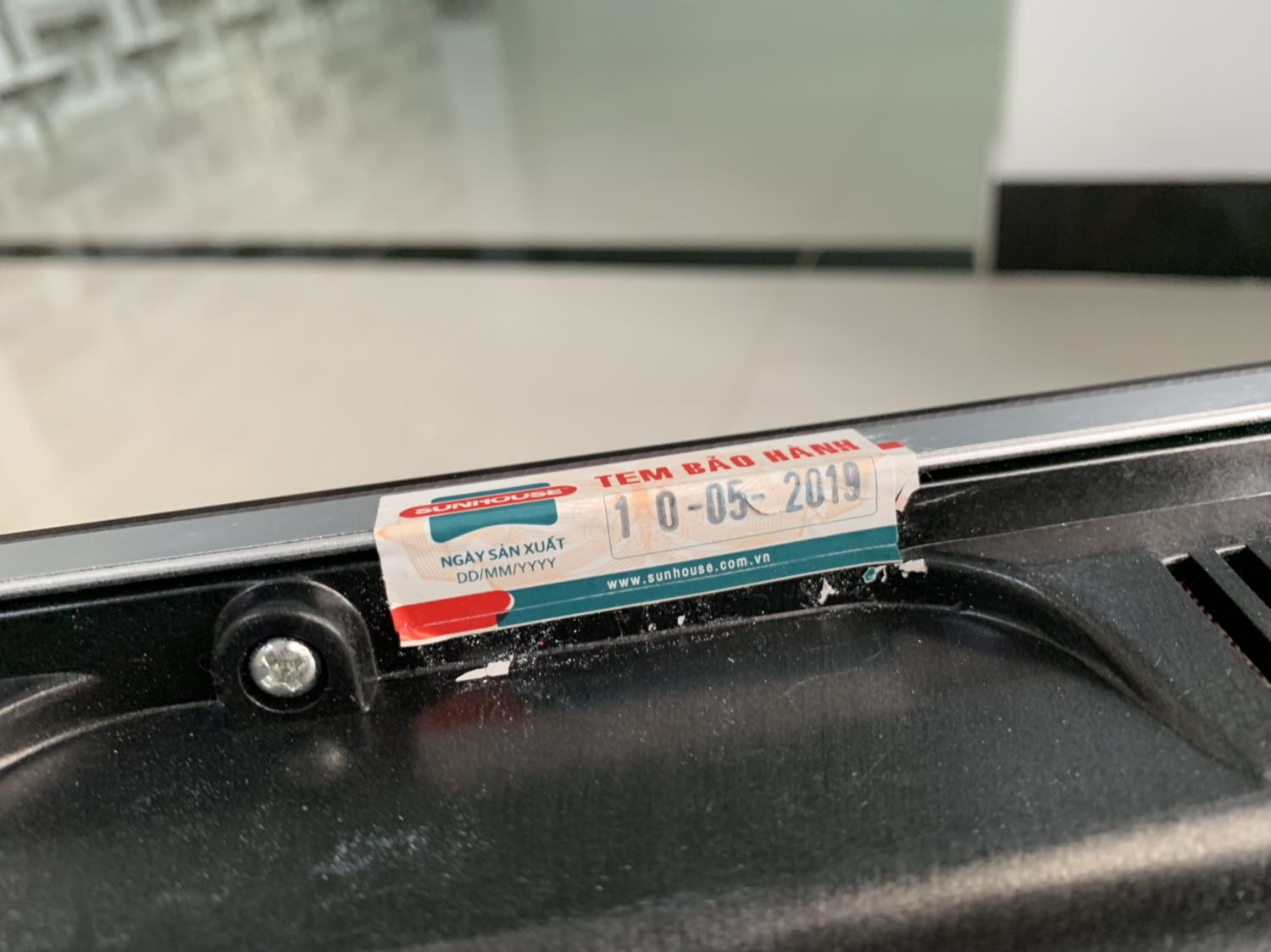 Sản phẩm khui ra mặt đáy dơ cũ kỹ, tem hãng bị dán chồng lên như hàng đã bảo hành, đầu phích cấm có 1 bên. Quá tệ ! Khuyên các bạn bỏ thêm ít tiền ra *** mắc 1 tí mà lành lặn. 1 bài học để đời Sản phẩm khui ra mặt đáy dơ cũ kỹ, tem hãng bị dán chồng lên như hàng đã bảo hành, đầu phích cấm có 1 bên. Quá tệ ! Khuyên các bạn bỏ thêm ít tiền ra *** mắc 1 tí mà lành lặn. 1 bài học để đời