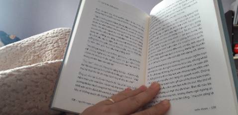 Trang 137 và 138 bị lỗi. Đang từ truyện "Trong hộp sương B'lao" chưa hết đã sang truyện "Trốn thoát". Truyện "Trốn thoát" cũng ko có tiêu đề ở trang mà chỉ có dưới góc phải trang sách