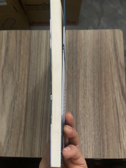 Sách giá bìa 50k nên không được bọc seal, chỉ sai chính tả 1-2 chỗ, bị phai mực nhiều chữ theo dòng, một vài chỗ dính bẩn ít. 
   Văn phong dễ đọc, lối viết hấp dẫn khiến người đọc như đang thực sự chìm vào thế giới băng tuyết hoang dã đầy hiểm nguy ở Alaska. Qua tác phẩm, tác giã đã khắc họa sống động cuộc sống mạo hiểm gian truân của cuộc hành trình phương Bắc của Buck và các chú *** khác khi phải làm *** kéo xe trượt tuyết cho những người đi tìm vàng và đưa thư thế kỷ XX. Từ chú *** cưng của ngài Miller đến tìm về sự hoang dã xa xưa của tổ tiên và đi theo tiếng gọi của loài sói khi đã mất hết liên kết với con người, Buck từ chú *** của thế giới văn minh đã triệt để trở thành thủ lĩnh của bầy sói trong rừng, đánh thức sự hoang dã khát máu xa xưa ẩn náu trong mình. 
    Sách hay, tác phẩm kinh điển đã được chuyển thể thành phim, NXB không biết tại sao lại lấy tên là “Tiếng gọi của hoang dã” mà không phải là “Tiếng gọi nơi hoang dã” như bao người vẫn biết, các đầu sách khác và kể cả phim? Nhưng với 50k là quá rẻ cho một cuốn sách hay thế này nên không dám đòi hỏi gì thêm. Nên mua đọc nhé các bạn!