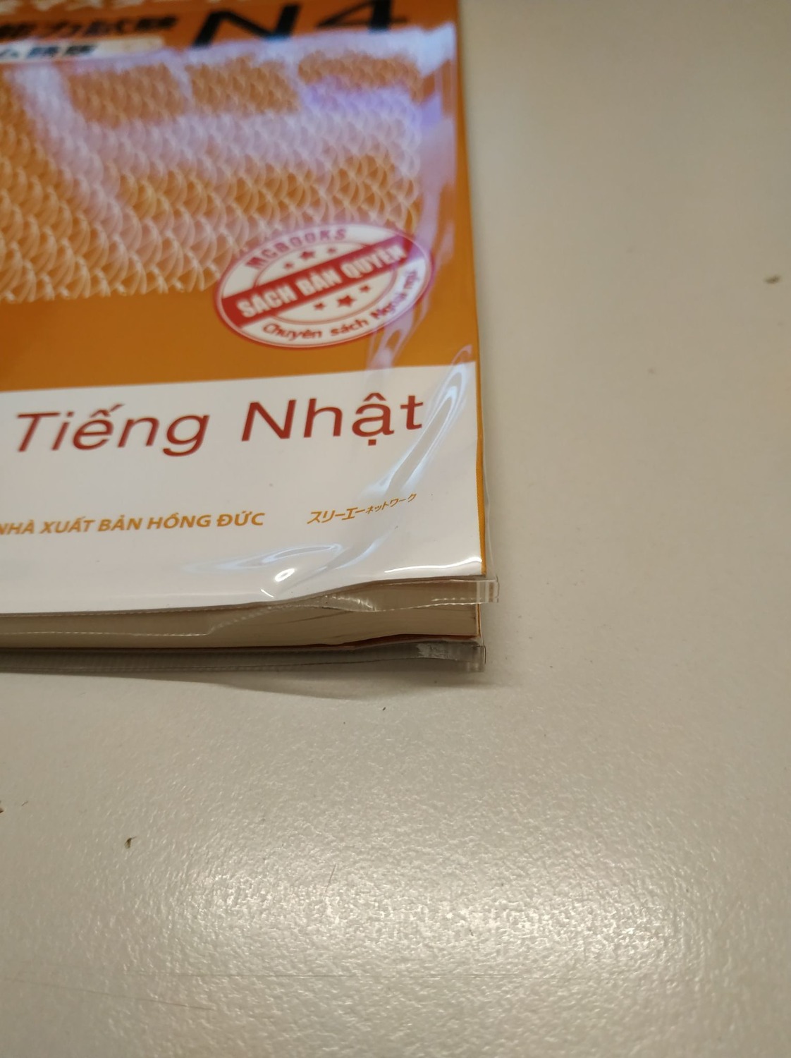 Mình không nhận xét về nội dung cuốn sách. Mình nghĩ tiki nên xem lại khâu đóng gói - vận chuyển. Mình đặt mua cuốn sách này với cuốn leonardo da vinci, mà tiki giao cái hộp bị móp méo (như hình), bề dày hộp quá nhỏ so với tổng bề dày 2 cuốn, làm nó bị phòng lên, cuốn sách này trong đó bị cong vênh. Hên là cuốn leonardo da vinci bìa cứng nên không sao.