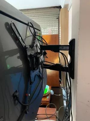 rất chắc chắn, shop giao hàng nhanh ghê, một mình thì gắn lên hơi lâu tí có 2 thì nhanh, còn có đồ kẹp đây điện lại nữa rất gọn gàng, xoay dc đa hướng rất tiện