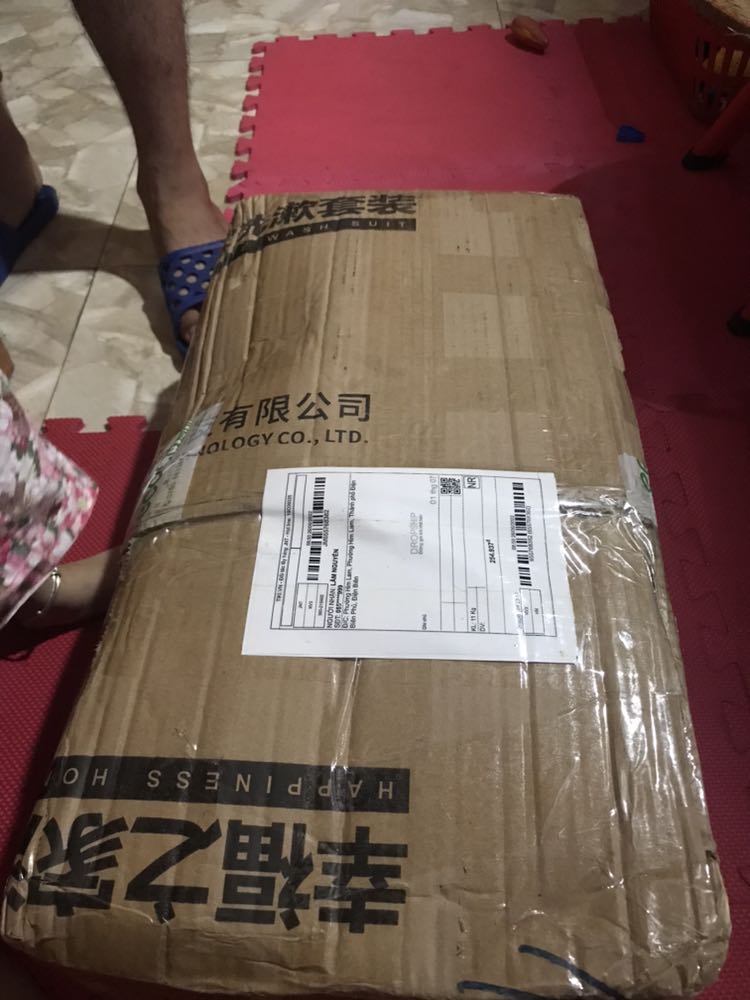 Tủ mini đựng mỹ phẩm & gương bé như đồ chơi của trẻ em.
Cũng xinh xinh nên mình cho bé làm đòi chơi thôi.