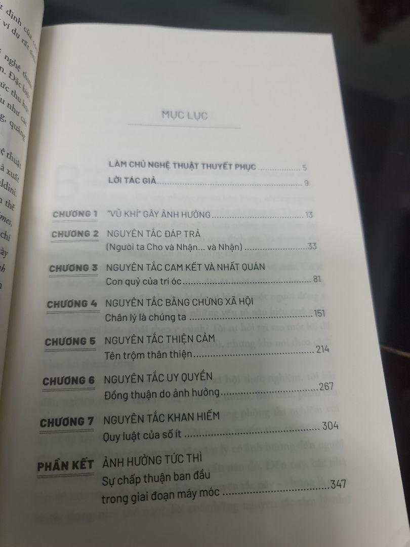 Mới chỉ đọc đc chương đầu, cách dẫn dắt như 1 cậu chuyện nhân vật tự kể, gần gũi và ko văn hoa, trừu tượng.
