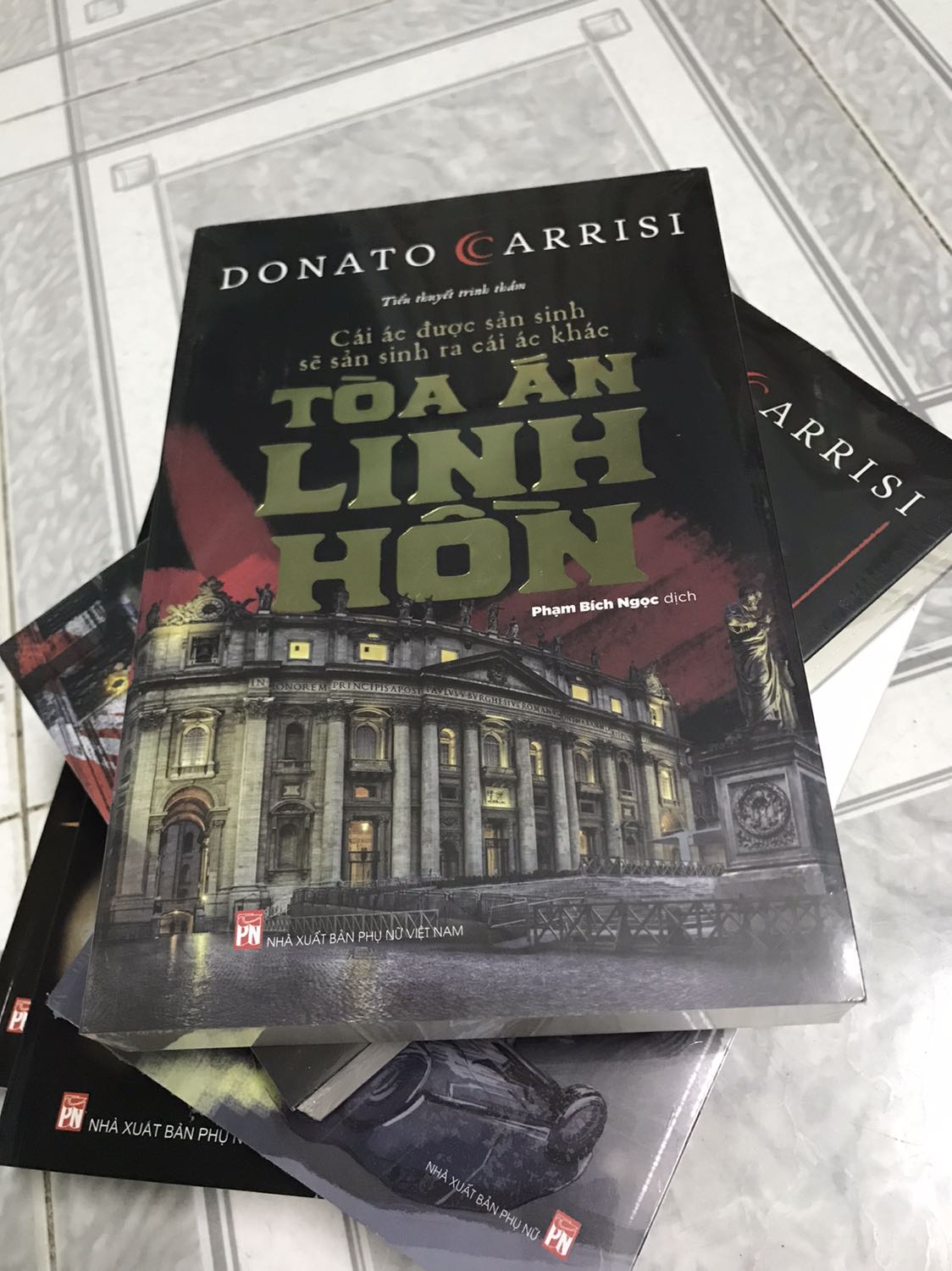 Tiki ship siêu tốc. Sách mới còn seal được bọc trong hộp cẩn thận. Nghe cái tên thôi cũng thấy hấp dẫn rồi, đọc còn phê nữa. Đọc đi anh em, đọc xong rồi đi săn thêm 4 đầu sách khác của Carrisi nữa nhé. Đang hóng cuốn thứ 6.