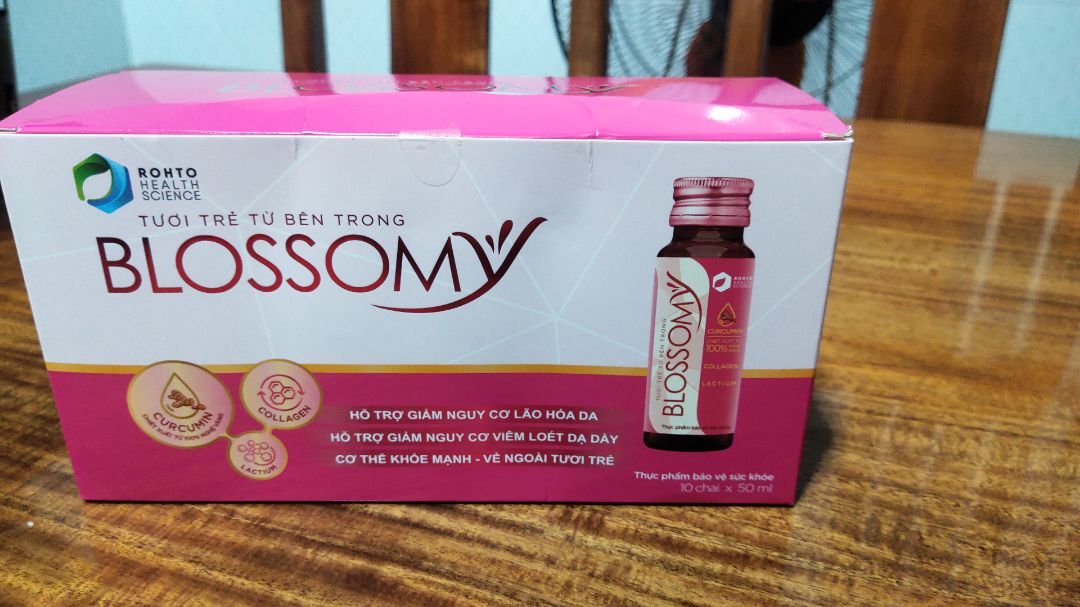 Đã mua sản phẩm và dùng thử được 4 ngày, mình có 1 vài nhận xét như sau:
- Đầu tiên, sản phẩm được đóng gói cẩn thận, HSD còn dài, được tặng thêm 3 chai.
- Thứ 2: Có độ sánh mịn, vị hơi ngọt nhẹ, có mùi dưa lưới dịu dịu và xen chút mùi nghệ.
- Thứ 3: Sản phẩm chắc chắn là có chứa Curcumin chứ không phải hương liệu vì mình bị dị ứng với nghệ, nhưng khi mua mình đã không đọc kỹ thành phần của sản phẩm. Vì tiếc nên mình đã uống thử. Ngày đầu tiên thì mình bị dị ứng nổi mẩn đỏ kinh khủng, ngày thứ 2 mình uống thì các triệu chứng nhẹ hơn, đến ngày thứ 3 tiếp tục uống thì không còn các triệu chứng nữa, mình mừng lắm. Nói chung mình sẽ tiếp tục mua và sử dụng sản phẩm.
- Cuối cùng là nhân viên giao hàng nhiệt tình, vui vẻ, giao hàng sớm hơn lịch hẹn.