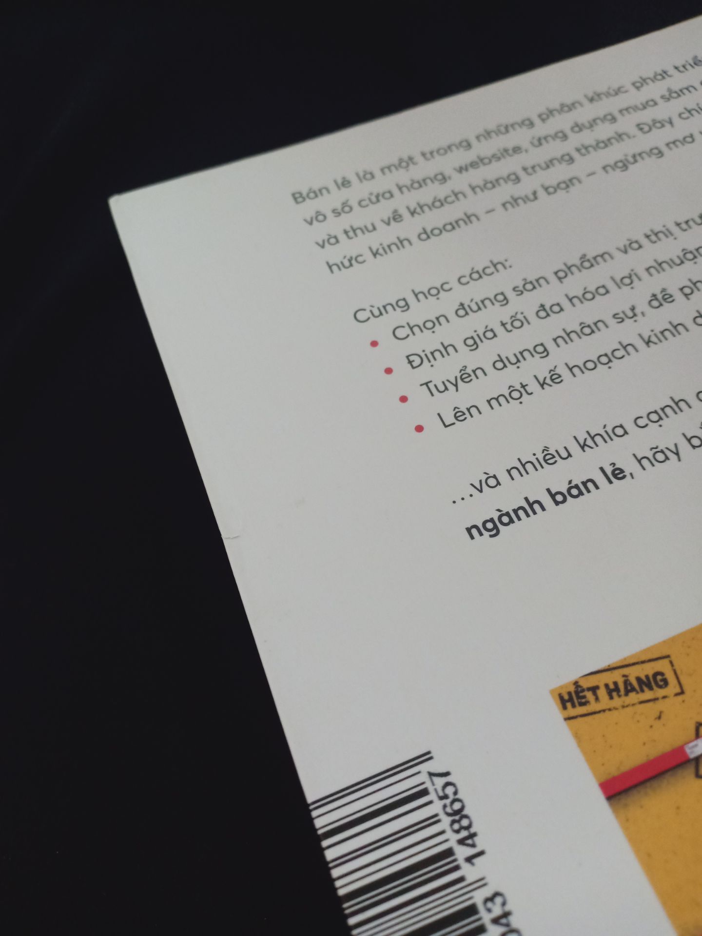 Dịch vụ không hài lòng lắm. Sách bị dơ, vài chỡ bị gãy, sách nhìn cũ cũ. Lúc gói hàng không chịu bao bọc gì hết, làm góc sách hơi móp. Dù lỗi không có gì to tát nhưng nhìn sách khá là sót, khi nhận hàng khá là thất vọng.

Về sách thì thiết kế đẹp và bắt mắt, trình bày dễ đọc, hình ảnh sắc nét. Sách cầm khá chắc tay, xứng đáng với giá bìa.
Chưa đọc về nội dung nên chưa thể nhận xét được. Nhưng trước mắt nhìn hình thức khá hài lòng

Tóm lại, sản phẩm tốt, giá tốt, dịch vụ hơi tệ. Shop cải thiện dịch vụ, nâng niu sách hơn thì tuyệt vời