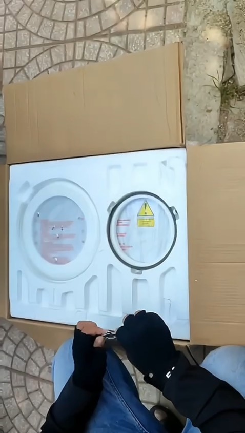 Sản phẩm giao tới bị bể lớp mút xốp , móp ngay góc cạnh máy , bạn nhân viên đưa dt cho người nhà của khách hàng nhờ quay giúp trong quá trình đồng kiểm . nhân viên giao hàng đồng kiểm nhưng cố tình lấy tay che di vị trí móp để khách hàng ko thấy được . Khách hàng nhìn qua màn hình dt luc đó đang quay phim thì ko thể nào mà nhận ra dc máy đã bị móp + với bàn tay nhân vien giao hàng cố tình che lại.() Mang vào nhà cắm điện *** thử thì nút khởi động bấm ko được . Yêu cầu tiki giải quyết sao cho thoả đáng