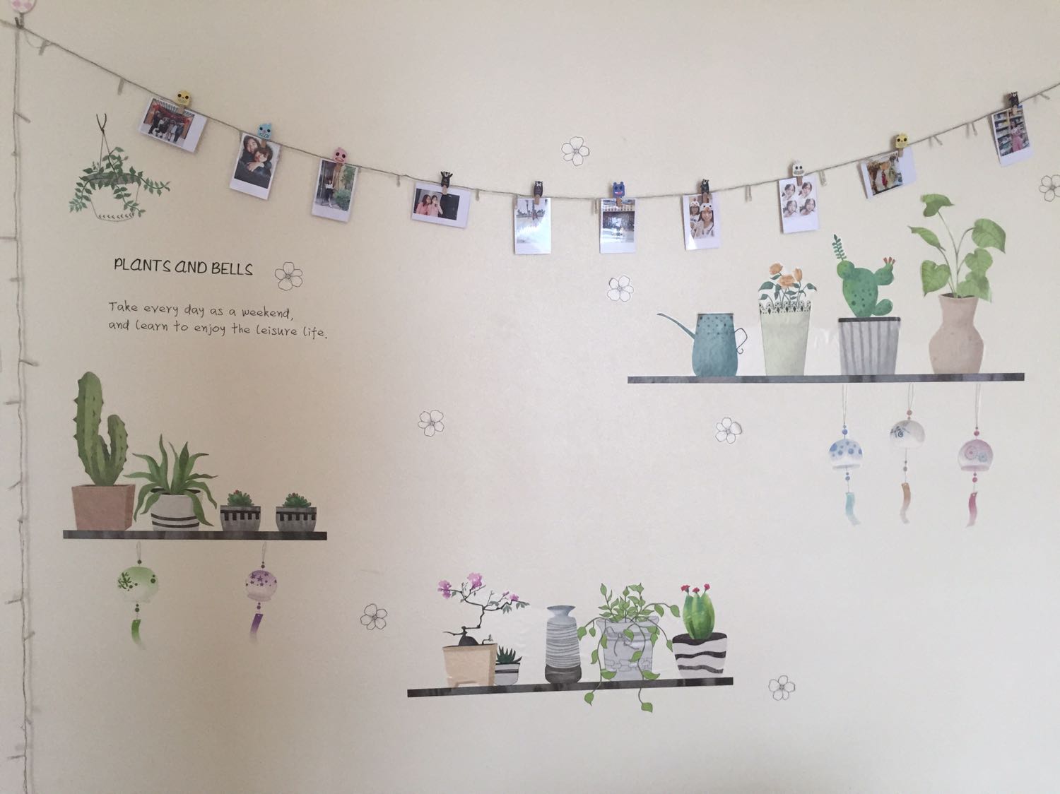 Mình với em gái loay hoay khá lâu để dán. Nó có hướng dẫn sử dụng là sấy nóng mức nhẹ vào nhưng cũng ko ăn vào tường lắm. Và cũng hd là thêm keo sữa nên mình phải đi mua keo sữa để dính. Keo sữa thì mới dính nó sẽ hơi ướt nhưng để mấy tiếng là dính chặt vào. Nói chung là dán lên nhìn đẹp nhưng làm ko đc nhanh lắm