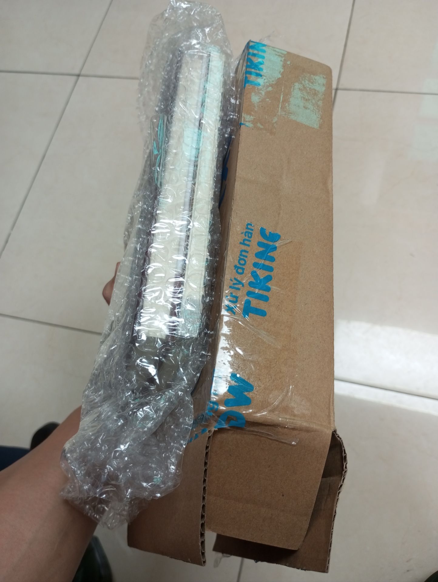 Sách mới cứng, đẹp mắt, hơi mỏng so với hình dung, nhưng quan trọng chất lượng thôi. Giao hàng nhanh, đóng gói cẩn thận, giá cả hợp lý.